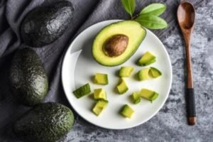 முடி அடர்த்தியாக வளர அவகேடோ ஹேர் மாஸ்க் மூலம் முடி அடர்த்தி - Avocado Hair Mask for Thick Hair