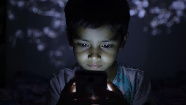 குழந்தைகள் நீண்ட நேரம் Mobile பார்த்தால் இதயம் பாதிக்குமா? Screen Time Study details in Tamil!